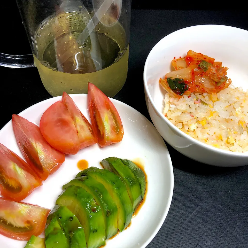 18:34 炒飯キムチとアボカドトマト🍅🥑|へれ子さん