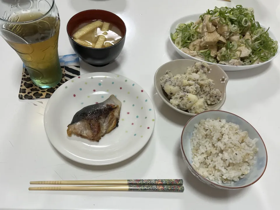 晩御飯☆雑穀米☆みそ汁（大根・葱・揚げ）☆鶏むねスライス葱まみれ☆ぶり☆ゆかりじゃがバター|Saharaさん