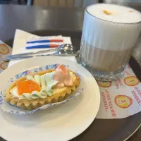 Snapdishの料理写真:バタークリームタルト、カフェラテ|まやーさん