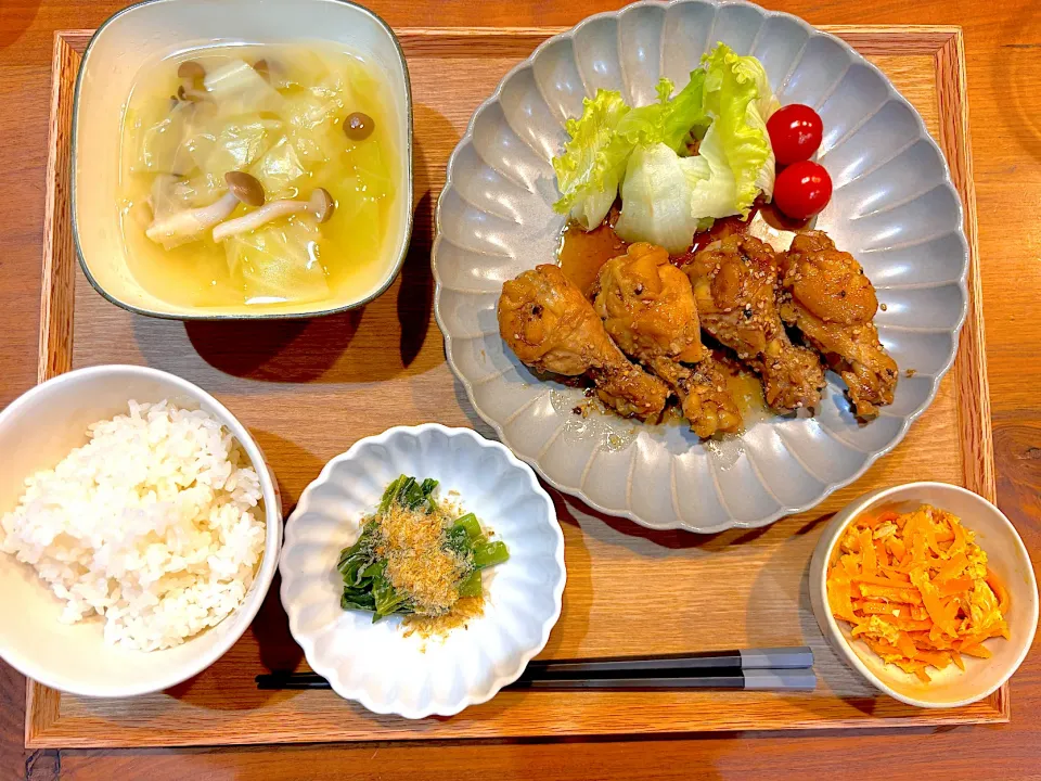 今日の夜ご飯(手羽元の甘辛煮、つるむらさきのお浸し、にんじんしりしり、きのこスープ)|cocomikaさん