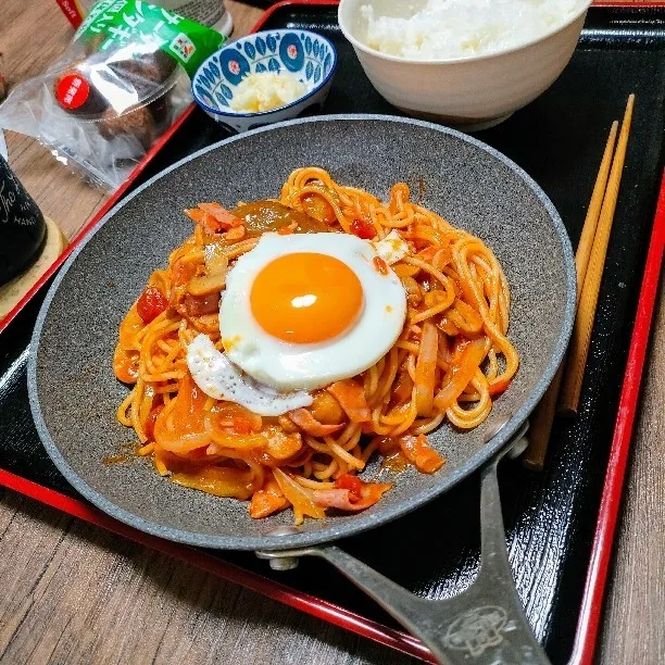 Snapdishの料理写真:丸大チキンハンバーグonナポリタン　ライス付き|ariyo4200さん