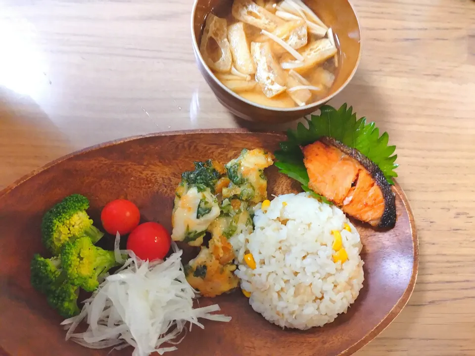 もろこしご飯　焼き鮭　大葉チーズ胸肉　えのきの味噌汁|さゆさん