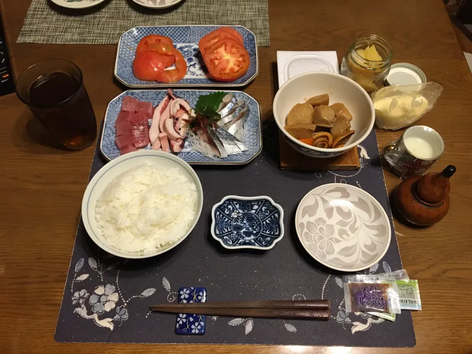 Snapdishの料理写真:ご飯、鮪のぶつ切り、〆さばのお造り、ボイルソフトイカミミ、里芋とイカの煮物、納豆、トマト、沢庵、麦茶、牛乳ゼリー(夕飯)|enarinさん