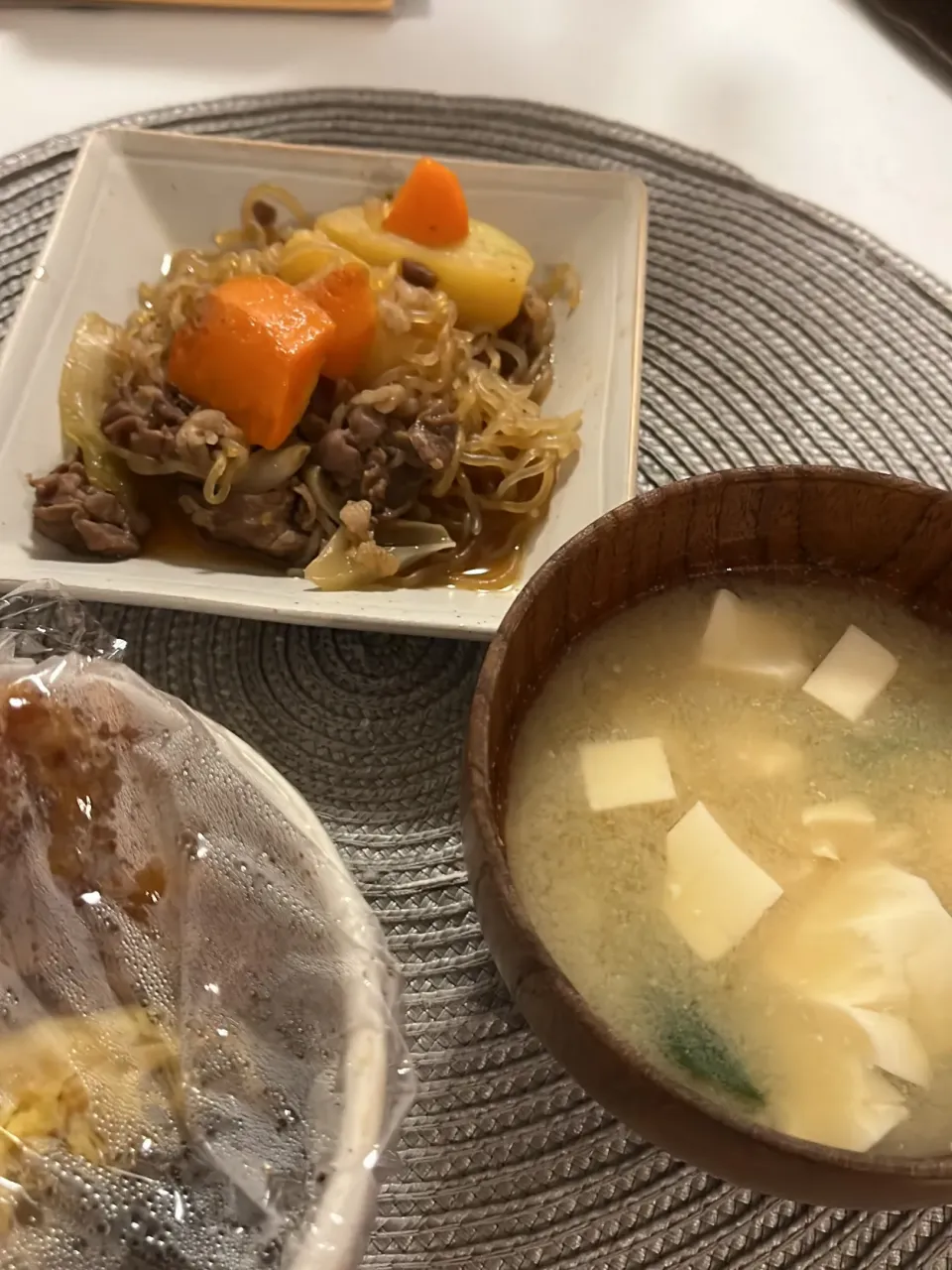 Snapdishの料理写真:肉じゃがとオクラの味噌汁|もぐ子〜痩せたいさん