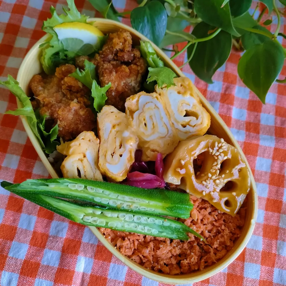 今日のわっぱご飯

鶏カラ弁当
　鶏の唐揚げ
　だし巻き玉子
　明太鮭ほぐし(製造:福岡やまや)

美味しくできました✨|ふかふかごはんさん