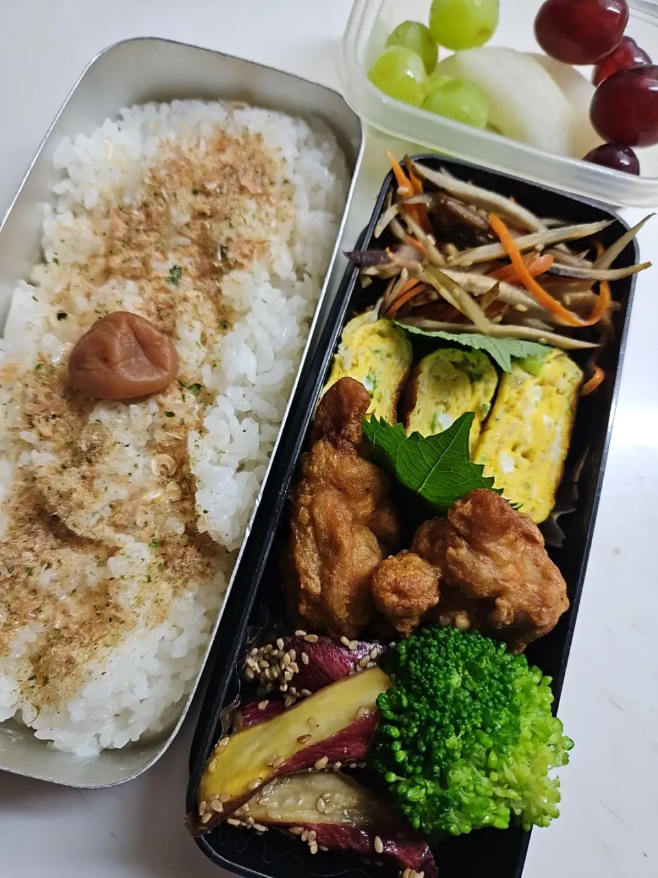 ☆高校生弁当☆自家製振りかけごはん、梅、金平牛蒡、シラス葱卵焼き、唐揚げ、大学芋、ブロッコリー、秋の果物|ｼｮｺﾗさん