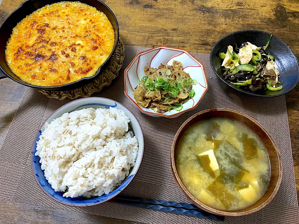 山芋キムチーズ焼き　レンコンとミンチの甘辛　きゅうりとササミの中華和え　麦ご飯　味噌汁|♡misaki♡さん