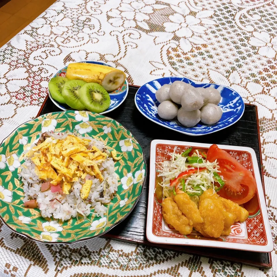 Snapdishの料理写真:grandmaの晩ごはん☆ 今夜は名月🌕のお団子を。芋名月🌕とも言うから､里芋のペーストと餅粉でお団子を

しば漬けを刻んでチリメンジャコとゴマでばら寿司？これ､美味しい！この梅酢味がさっぱりしてて…
これ、おすすめ|kaoriさん