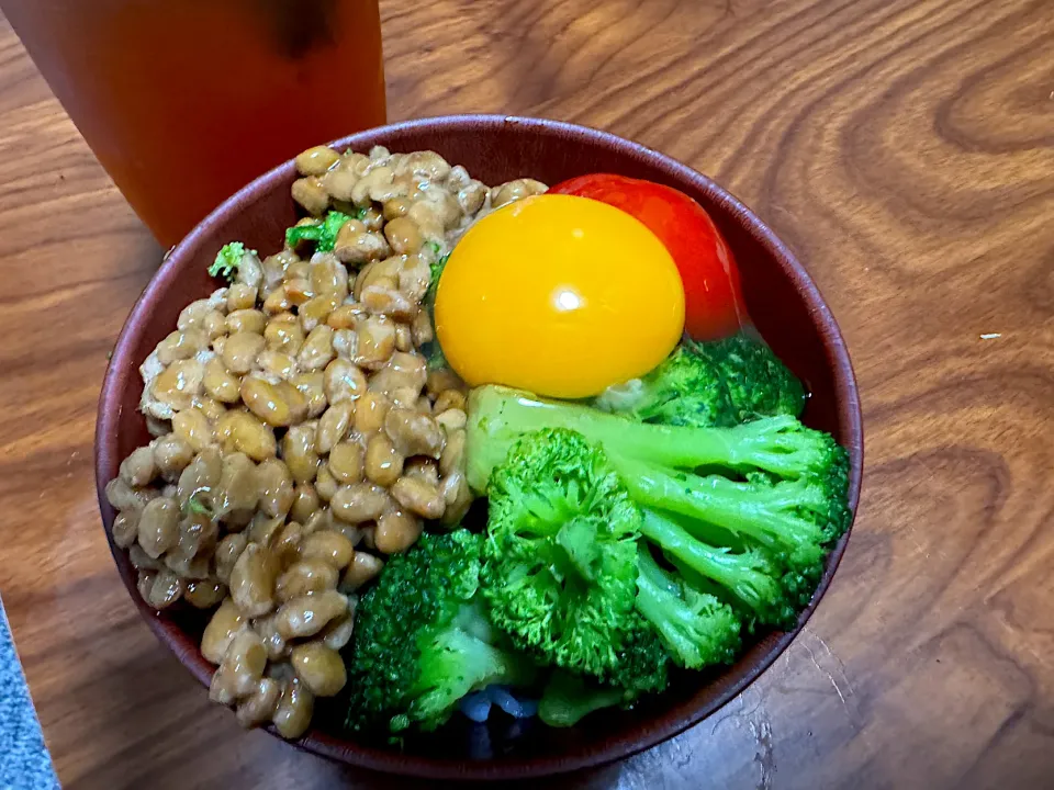 納豆卵かけご飯 with ブロッコリー＆トマト＋ルイボスティー|tkeakirさん