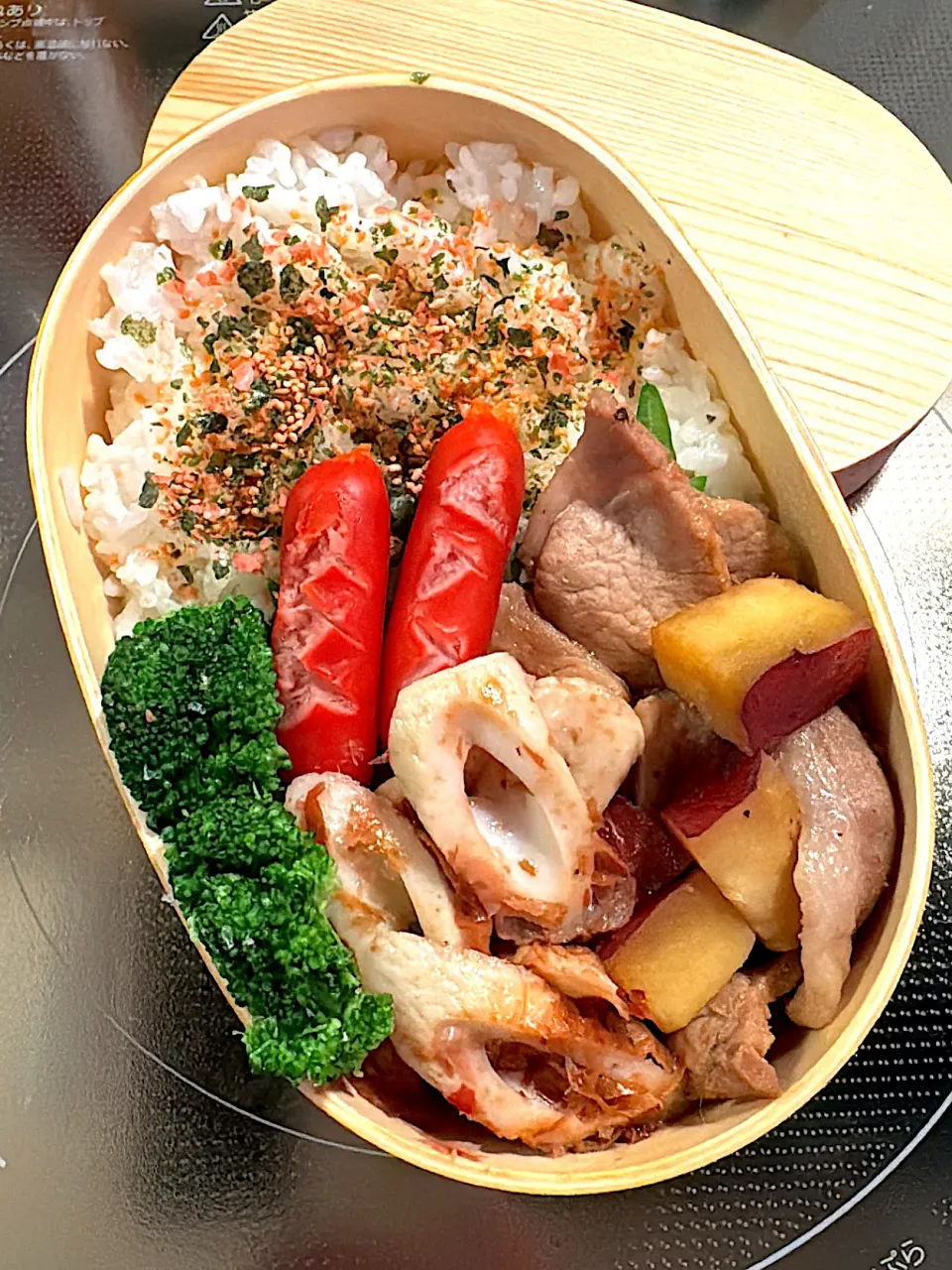 Snapdishの料理写真:さつまいもと豚肉の甘辛炒め弁当|ぽんさん