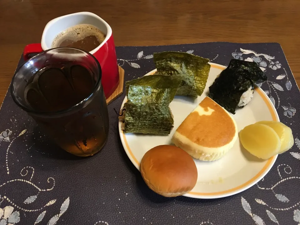 Snapdishの料理写真:おにぎり、チーズ蒸しパン、あんぱん、沢庵、ホットコーヒー、麦茶(朝ご飯)|enarinさん