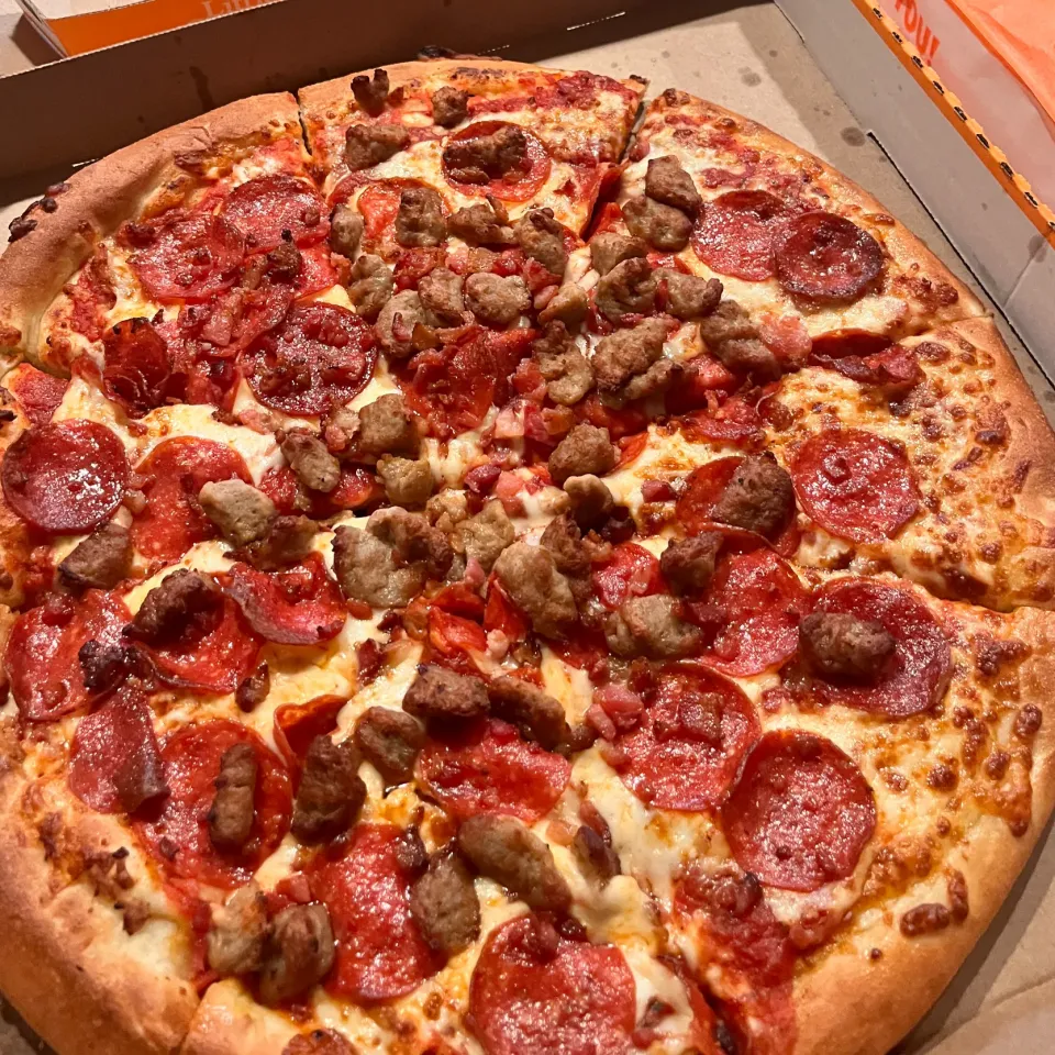 Pepperoni, sausage, & bacon pizza 🍕|🌺IAnneさん