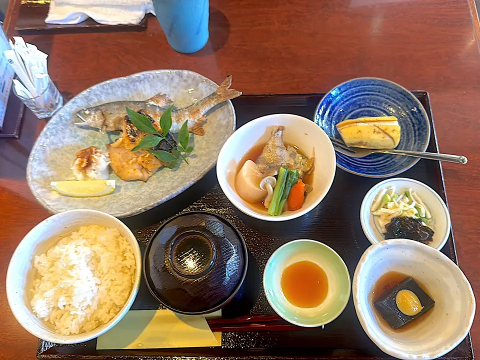 Snapdishの料理写真:朝倉　焼魚定食　鮎の塩焼きとサワラ西京焼|あべたかひろさん