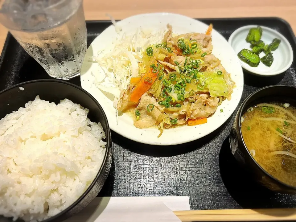 Snapdishの料理写真:本日のランチ（A）ねぎ塩肉野菜炒め ¥600|Blue Moon Caféさん