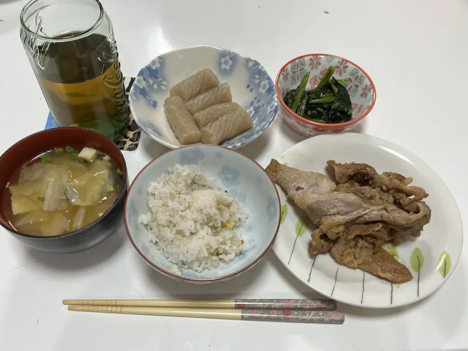 晩御飯☆雑穀米☆みそ汁（キャベツ・しめじ・ワカメミックス）☆ほうれん草のお浸し☆豚の生姜焼き☆蒟蒻の煮物|Saharaさん