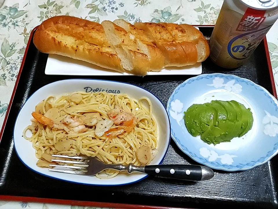 garlic-butter pasta and garlic bread with avocado|Wilma Williams Nuludさん