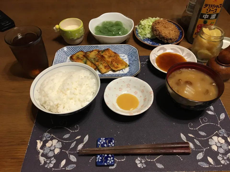 Snapdishの料理写真:ご飯、メンチカツ、千切りキャベツ、チヂミ、刺身こんにゃく、沢庵、白菜となめこの味噌汁、麦茶、牛乳ゼリー(夕飯)|enarinさん