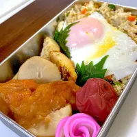 ロウカット玄米炒り豆腐丼　目玉焼き　鯖の塩焼き　上庄里芋とさつま揚げ煮　かまぼこフラワー　梅干し|Mayumi Konishiさん