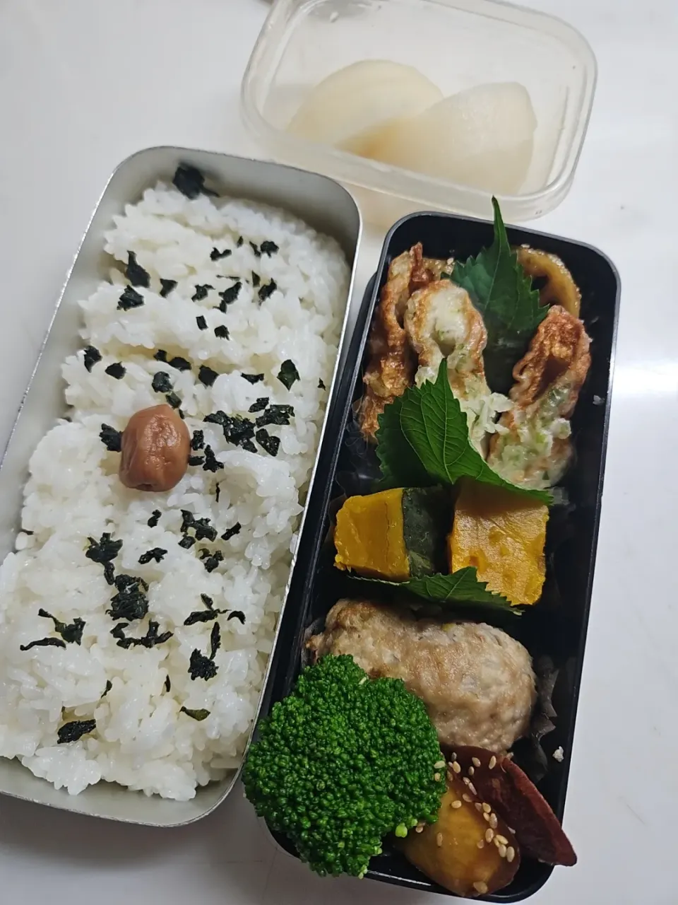 ☆高校生弁当☆若芽ごはん、梅、蓮根甘辛、竹輪磯揚げ、カボチャ煮物、豆腐入りハンバーグ、大学芋、ブロッコリー、梨|ｼｮｺﾗさん