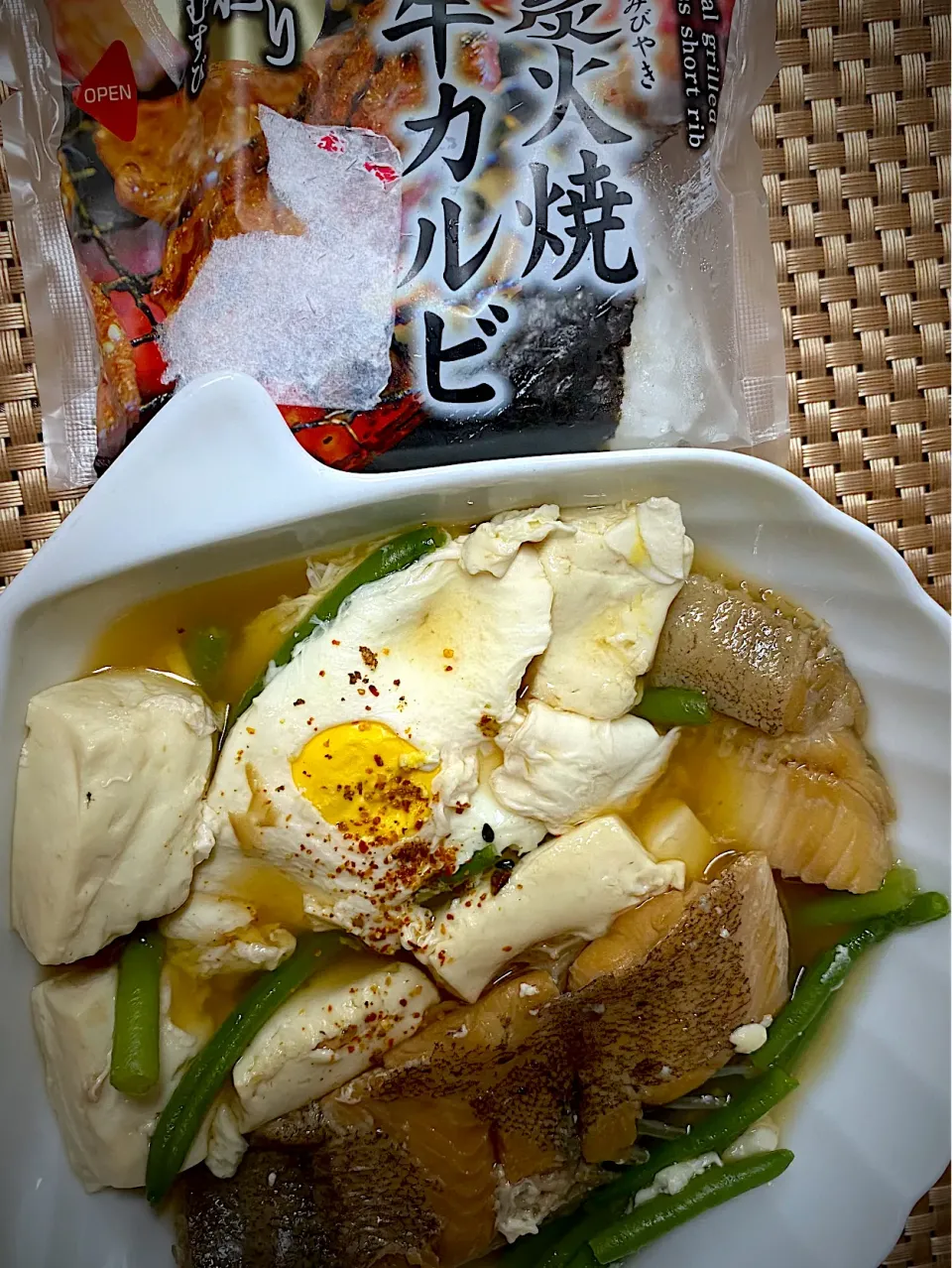 鰈と卵と豆腐の煮付けとおにぎり🍙|すくらんぶるえっぐさん