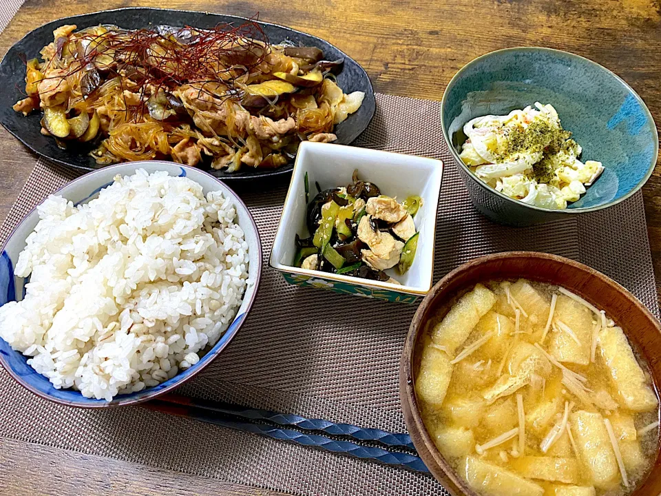 ナスと春雨のピリ辛炒め　ジャガイモマカロニサラダ　麦ご飯　味噌汁|♡misaki♡さん