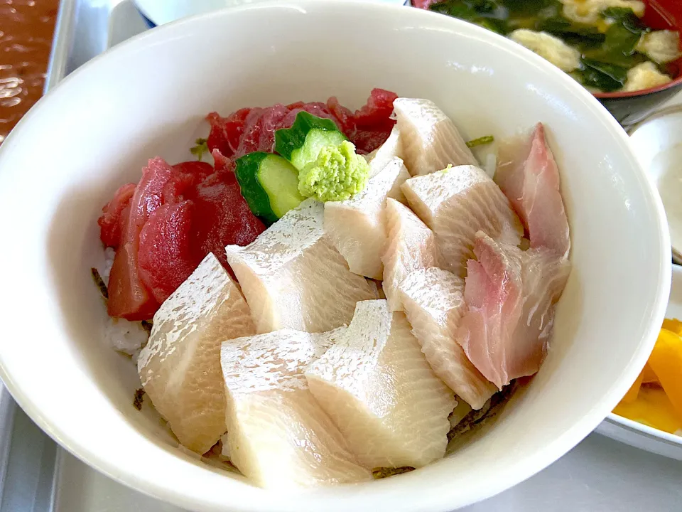 マグロ中落ちとブリの2色丼|901さん