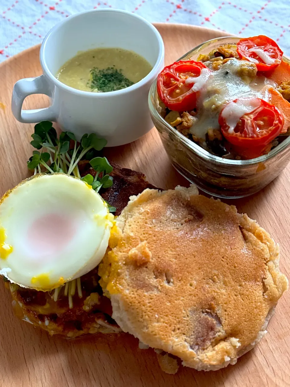 桃の米粉パンケーキ目玉焼き添え　　　　　　　茄子のカレー焼き|チイホ✨さん