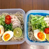 Snapdishの料理写真:お蕎麦お弁当　デザートはシャインマスカット|immayuyuさん