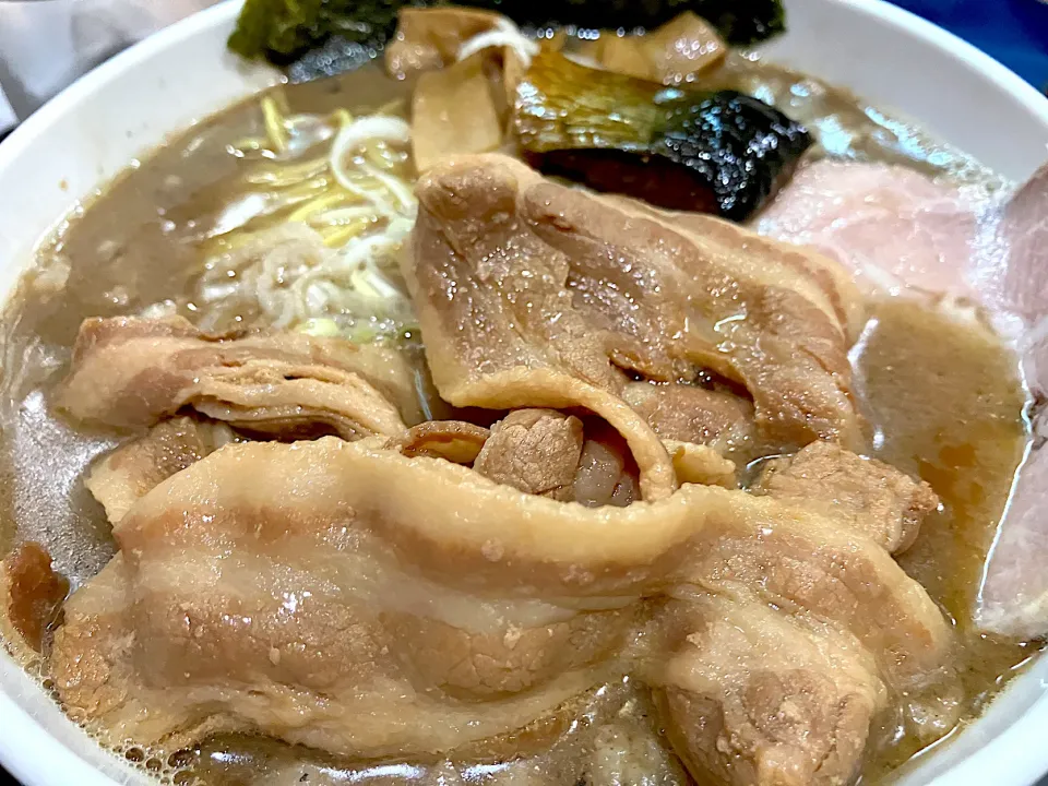 Snapdishの料理写真:【本日の限定メニュー】 
一条流がんこラーメン総本家 
分家 四谷荒木町 
身欠にしんの100ラーメン 
(1,300円) 
＋つけ玉 (生卵、50円) 
@四谷三丁目4分 
24228 (246,637)|大脇さん