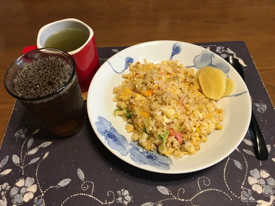 卵とレタスとハムの炒飯、沢庵、熱い日本茶、麦茶(朝ご飯)|enarinさん