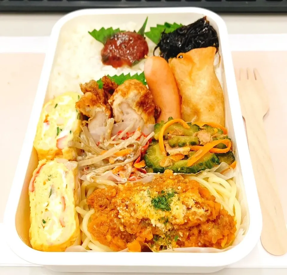 本日の日替わり弁当

①鶏唐揚げ
②厚焼きたまご（かにかま・ニラ）
③ウインナー
④春巻き
⑤ごぼうサラダ
⑥ゴーヤー炒め
⑦スパゲティーミートソース
⑧ご飯のお供  紫蘇昆布＆山海ぶし|TakeBooさん