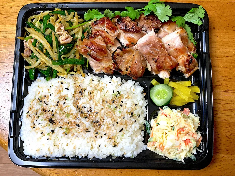 お弁当〜♬.*ﾟ ｢ガイヤーン・ニラとモヤシのカレー炒め・春雨サラダ｣|mugiさん