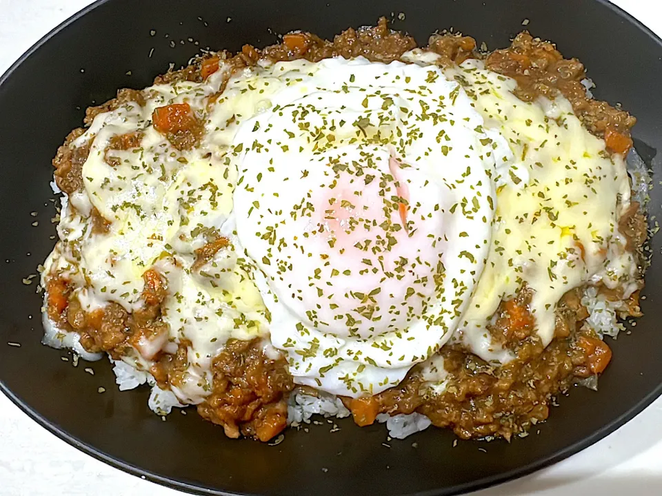 Snapdishの料理写真:チーズと温玉のドライカレー🍛|ちいさん