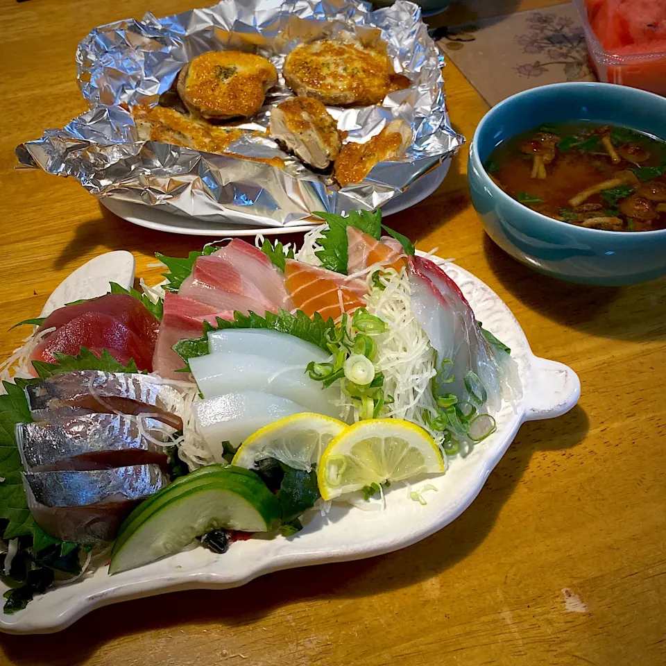 刺身の盛り合わせと、椎茸のチーズマヨ焼きと、なめこの味噌汁|もえさん