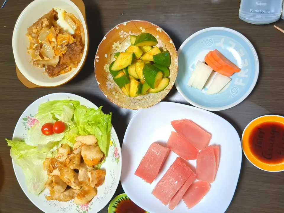 鶏むね肉の醤油焼き、カツ煮、キムチ、刺し身|あっちゃんさん