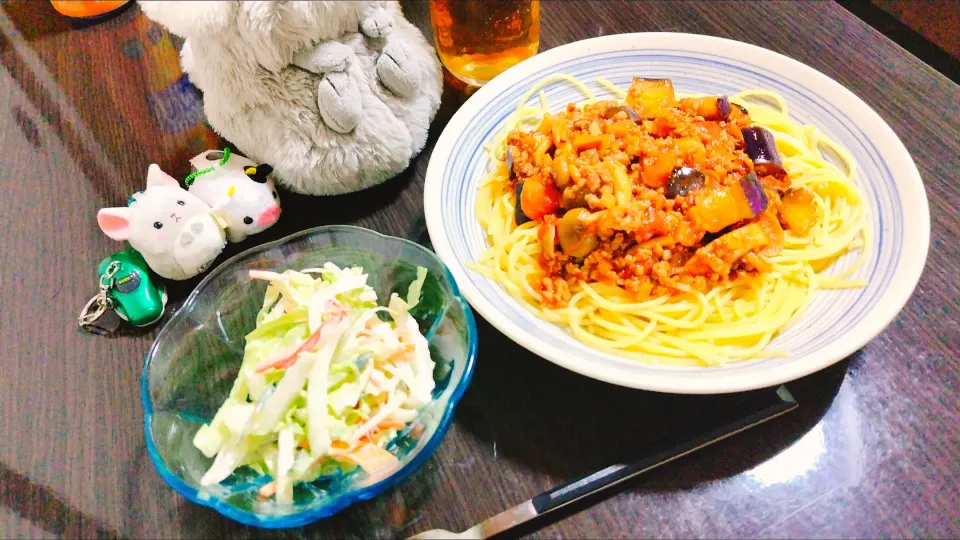 ナスとしめじのミートソースパスタ、ミックス野菜とカニカマのサラダ|サトリさん