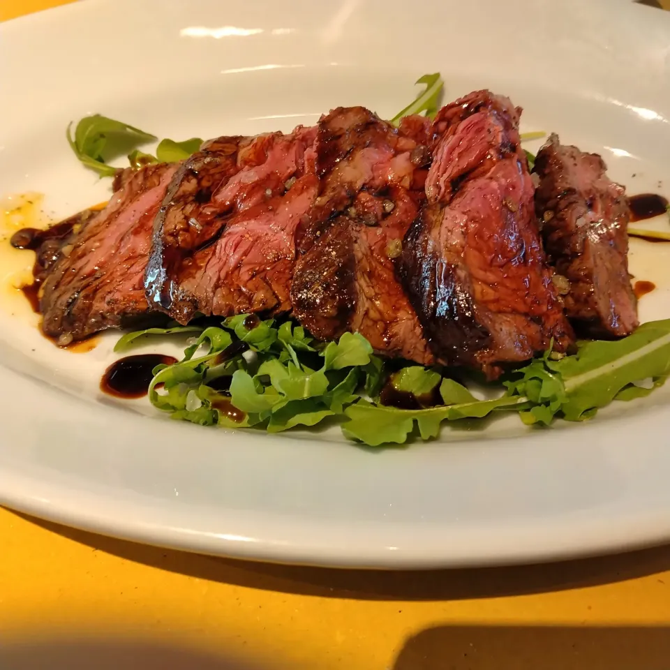 コース料理の肉料理|よっちびやばんぶーさん