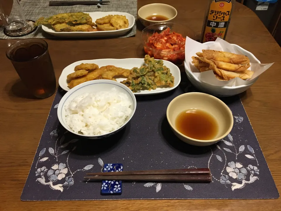 ご飯、季節の天ぷら盛り合わせ(海老天、茄子天、蓮根天、さつまいも天、かぼちゃ天、春菊天)、チーズ揚げ、キムチ、麦茶(夕飯)|enarinさん