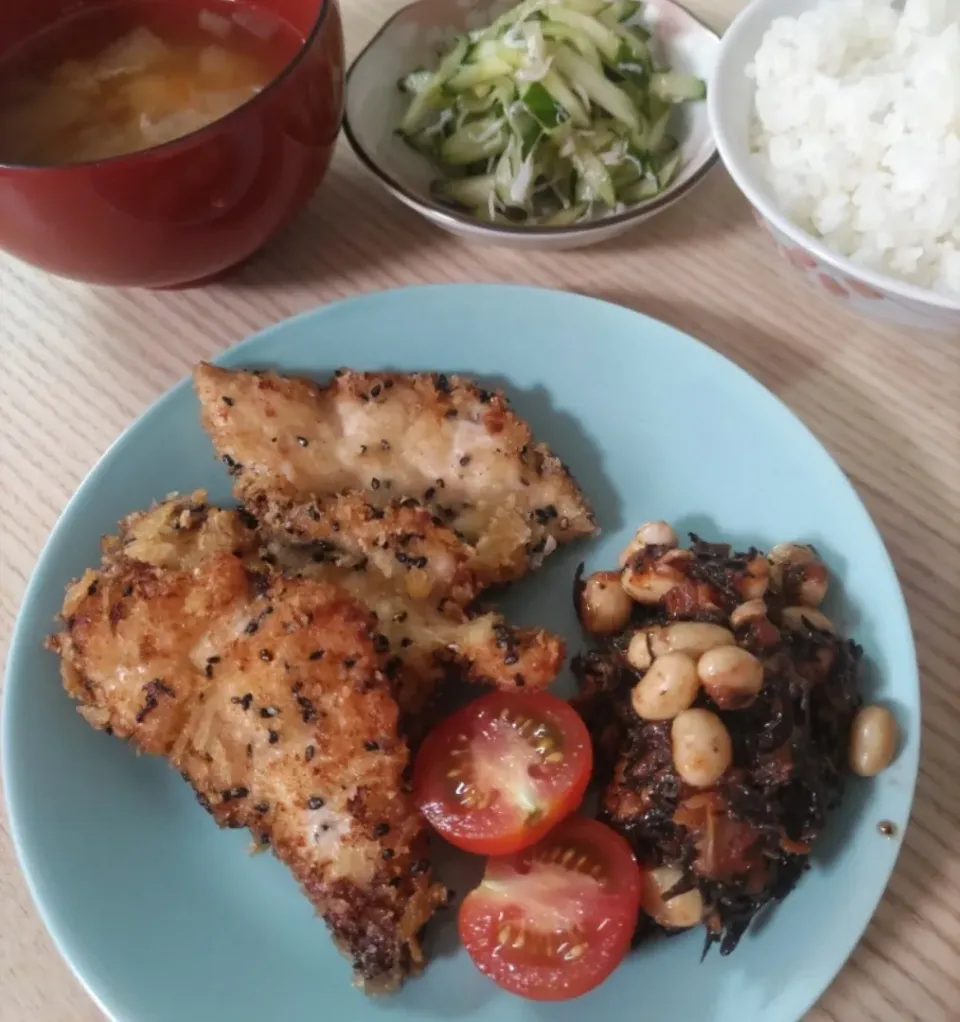 ささみのヒラヒラカツ、ひじきトマト煮、きゅうりとしらすの酢の物|ちゃいさん