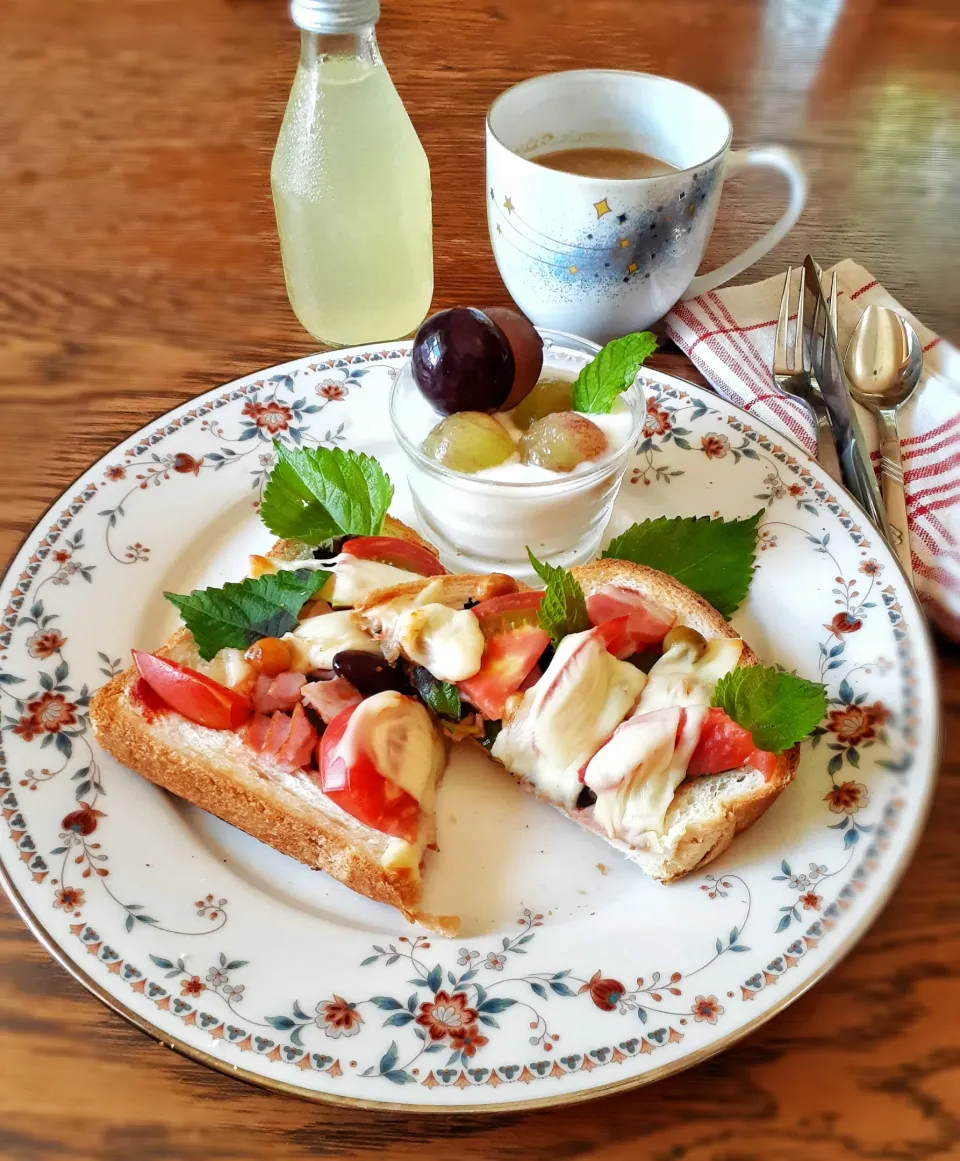 🌼はなちゃん🌼さんの料理 休日の朝ごパン🍞庭採れ青紫蘇のチーズパン⭐️|fumfumさん