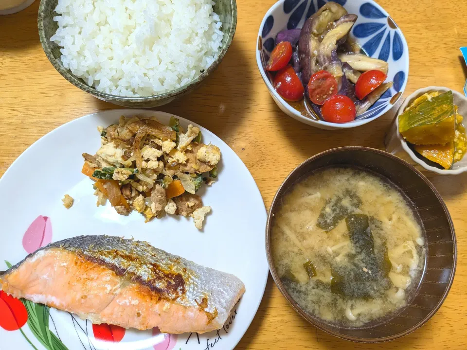 焼き鮭、ナストマトの和風マリネ、ゴーヤチャンプルー、かぼちゃそぼろ餡、あおさみそ汁|きなこもちさん