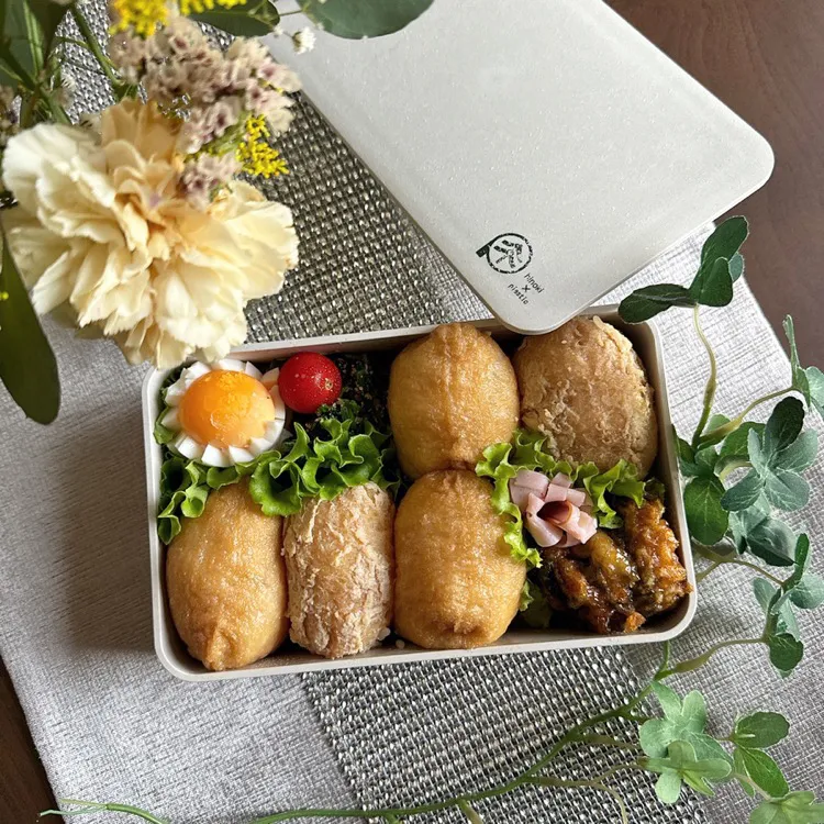 Snapdishの料理写真:9/20❤︎主人の五目いなり寿司弁当🌱

＊ 五目いなり寿司
＊ 半熟たまご
＊ 茄子の挟み揚げ
＊ ほうれん草の胡麻和え|Makinsさん