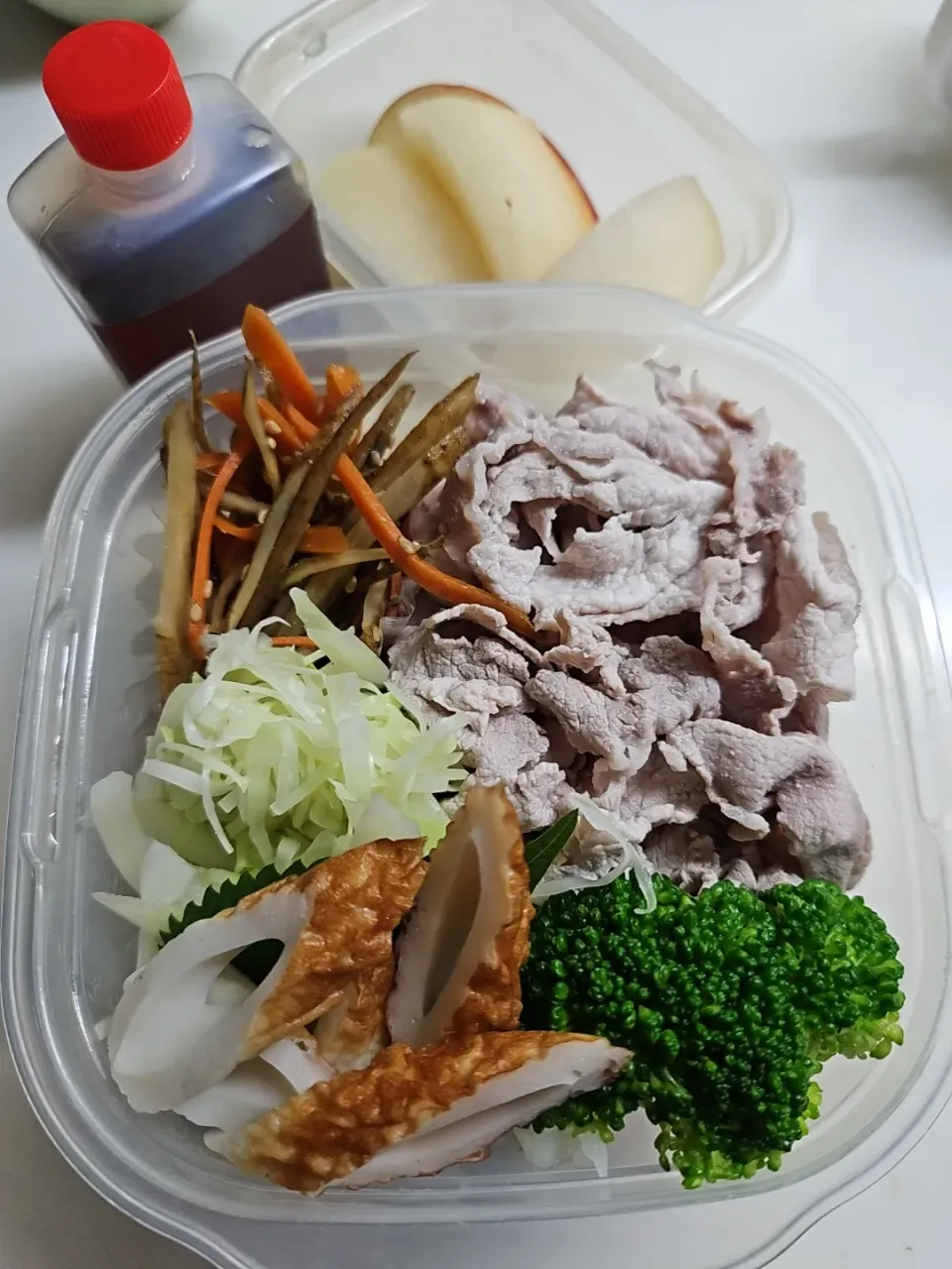 ☆高校生弁当☆うどん、冷しゃぶ、ブロッコリー、金平牛蒡、茹でキャベツ、竹輪、秋の果物|ｼｮｺﾗさん