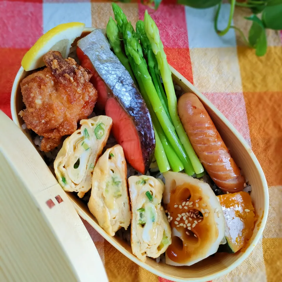 今日のわっぱご飯

鮭弁当
　鮭の塩焼き
　だし巻き玉子
　鶏の唐揚げ
　シャウエッセン

美味しくできました✨|ふかふかごはんさん