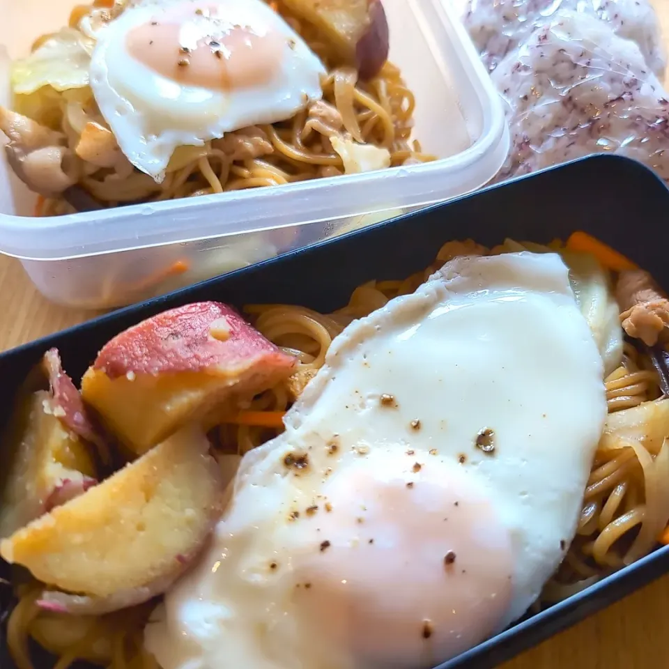 目玉焼き乗っけ焼きそば／お芋さん🍠〜バターと甘酒、蜂蜜、シナモン〜／ゆかり🍙／息子はこれに芋小豆発芽玄米と白米|チョコさん