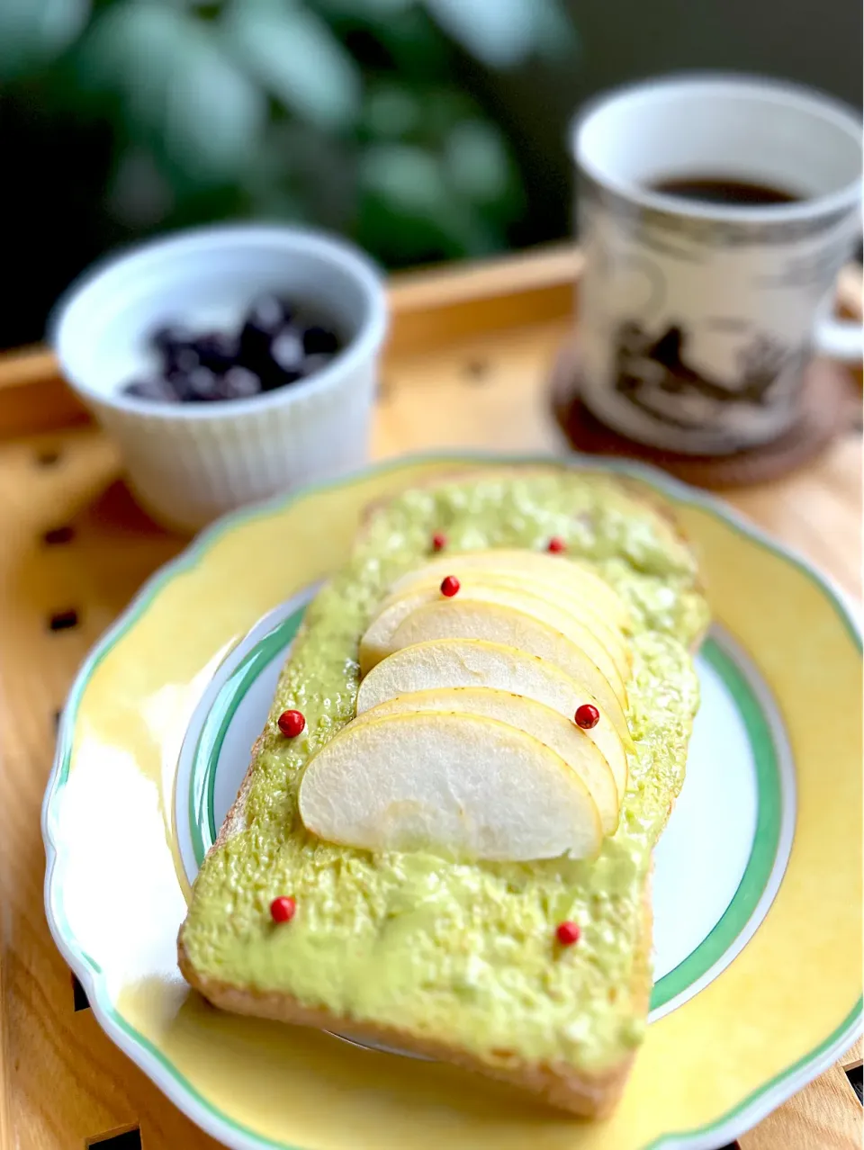 Snapdishの料理写真:黄王リンゴとワカモレのトースト🍏🥑🍞 Yellow King Apple Guacamole Toast|アッコちゃん✨さん