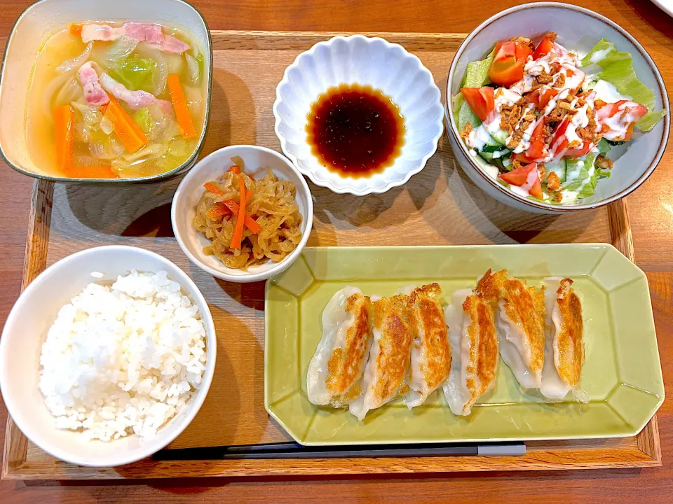 今日の夜ご飯(餃子、切り干し大根、サラダ、コンソメスープ)|cocomikaさん