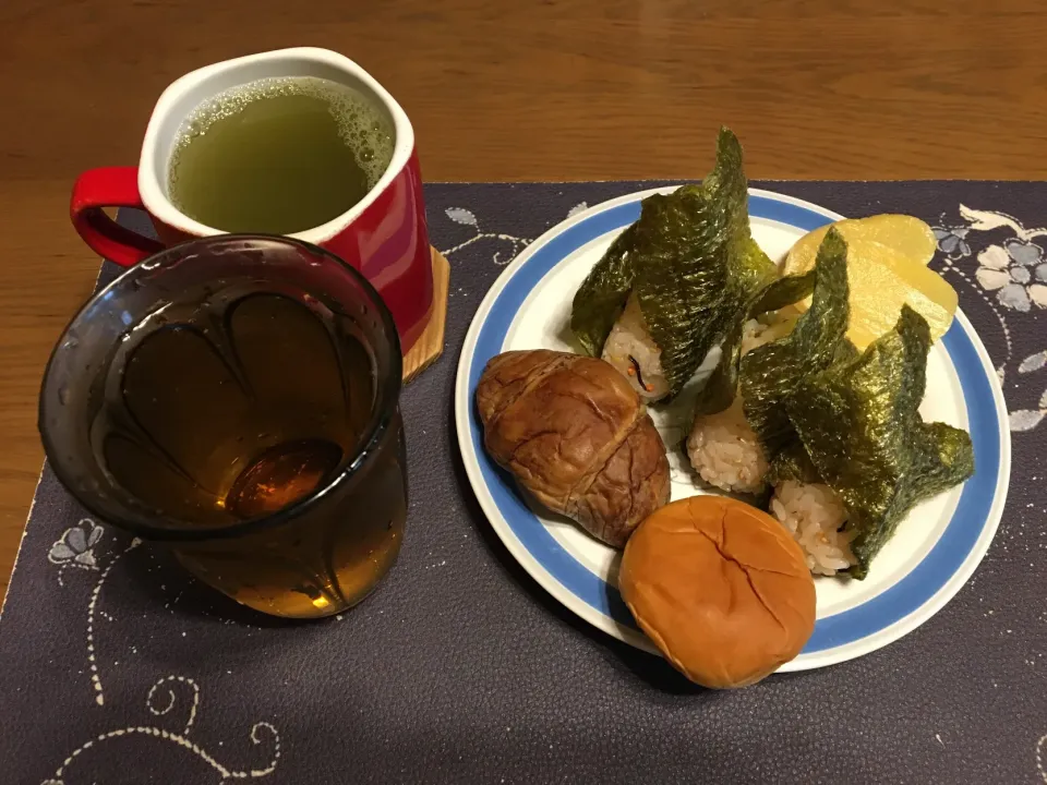 鮭ふりかけと塩昆布の混ぜご飯おにぎり、ミニチョコクロワッサン、ミニあんぱん、沢庵、熱い日本茶、烏龍茶(朝ご飯)|enarinさん