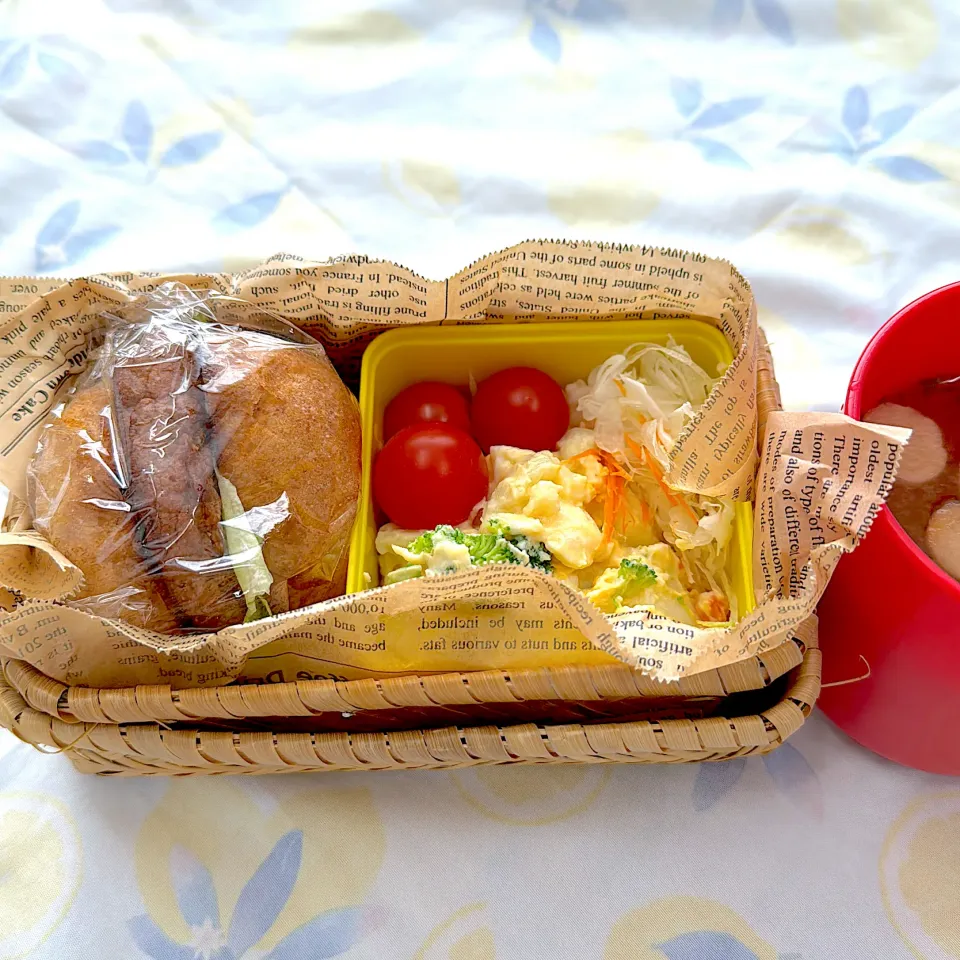 マルシンハンバーグのハンバーガーとサラダ弁当|ゆっきーさん