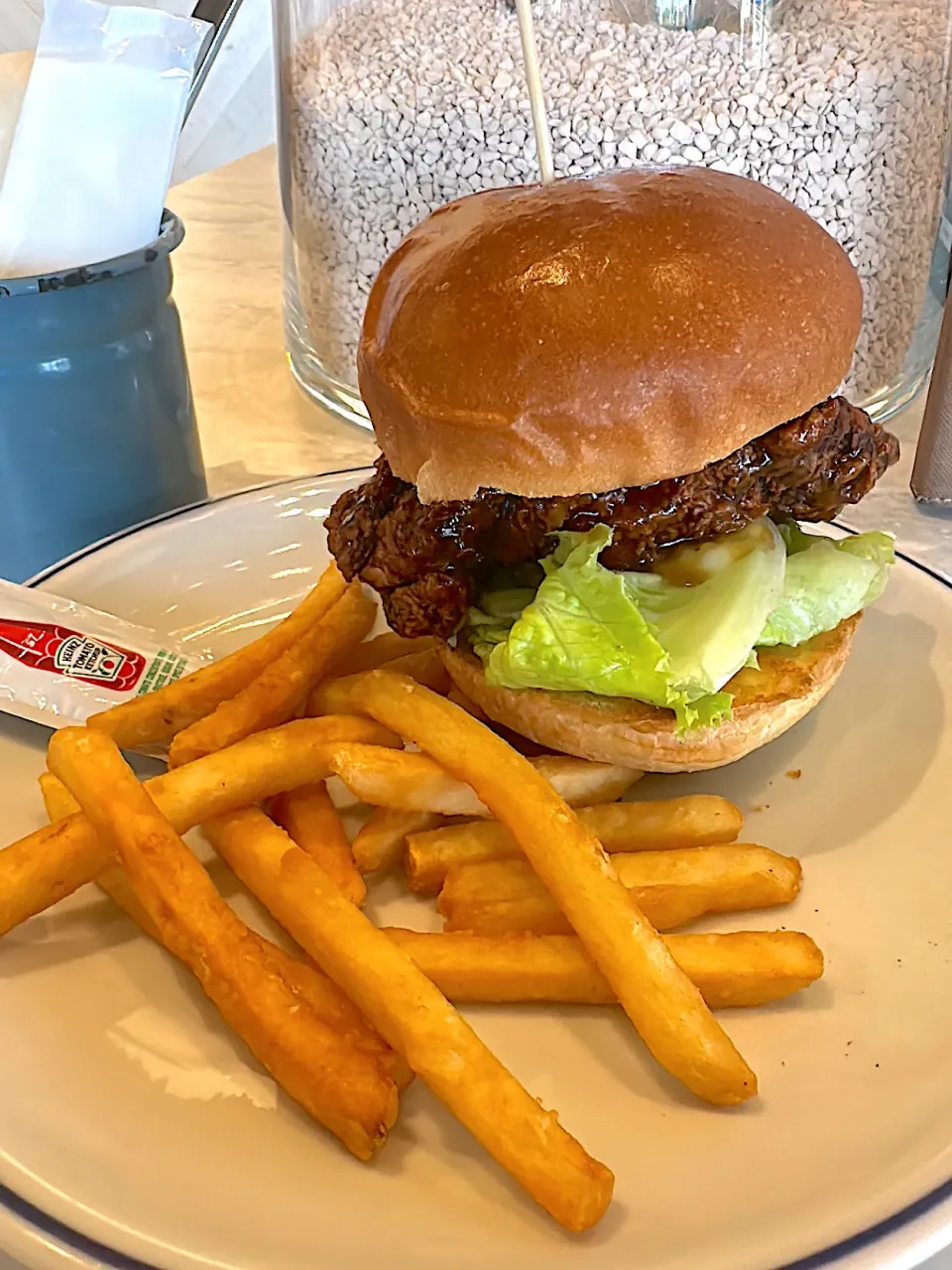 Snapdishの料理写真:照り焼きチキンバーガー🍔|ゆうりさん